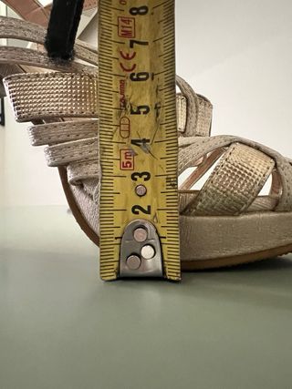 Sandalias de tacón de piel doradas