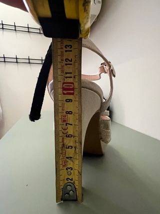 Sandalias de tacón de piel doradas