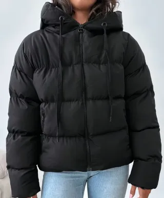 Chaquetón negro con capucha