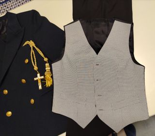 Traje comunión niño azul marino con chaleco cruz