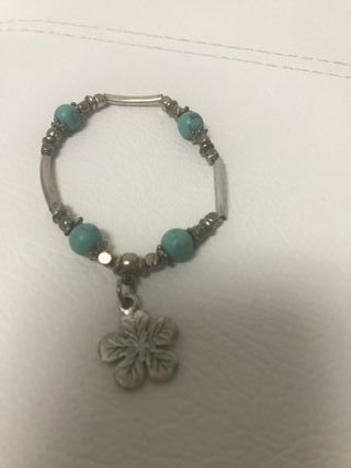 Pulsera con flor y cuentas turquesa