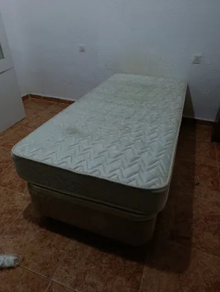 Canapé abatible beige y madera con colchón