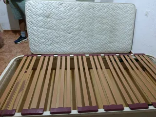 Canapé abatible beige y madera con colchón