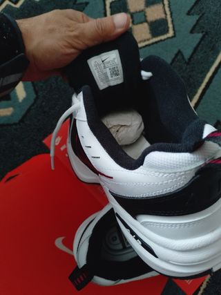 Zapatillas Nike Air Monarch IV Negras y Blancas