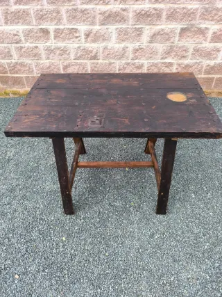 Mesa rústica madera oscura