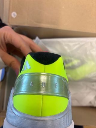 Zapatillas sin estrenar, fueron un regalo