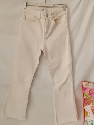 Pantalón Zara beige pirata desflecado