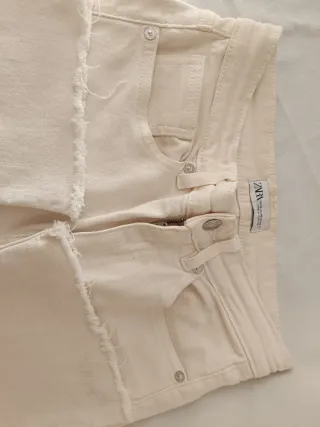 Pantalón Zara beige pirata desflecado
