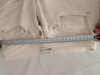 Pantalón Zara beige pirata desflecado