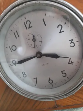 Antico orologio da tavolo in legno