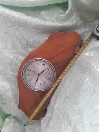 Antico orologio da tavolo in legno