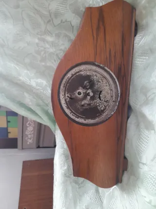 Antico orologio da tavolo in legno