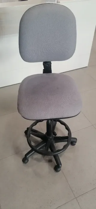 Silla de escritorio o dibujo gris