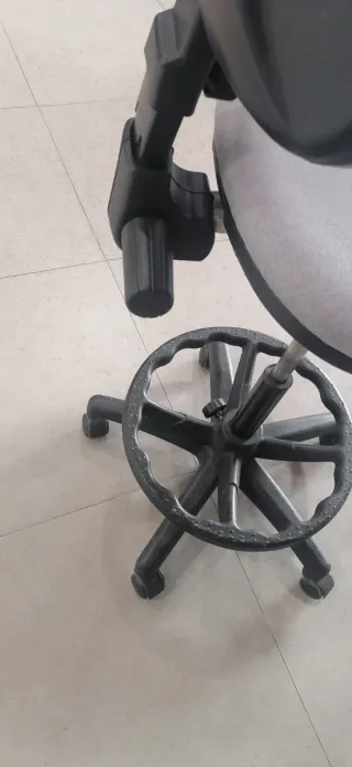 Silla de escritorio o dibujo gris