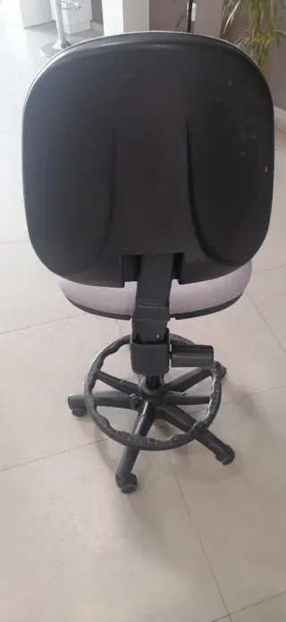 Silla de escritorio o dibujo gris
