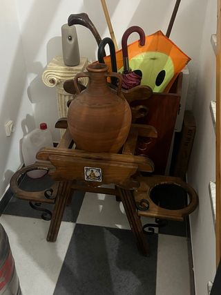 Cantarera de terracota y madera