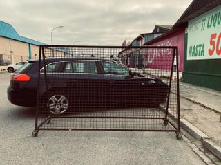 Expositor de hierro con ruedas