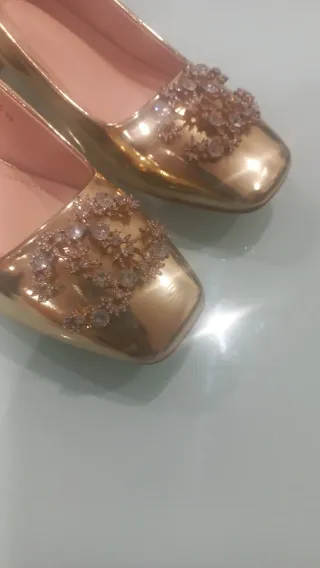 Zapatos dorados planos con pedrería talla 40