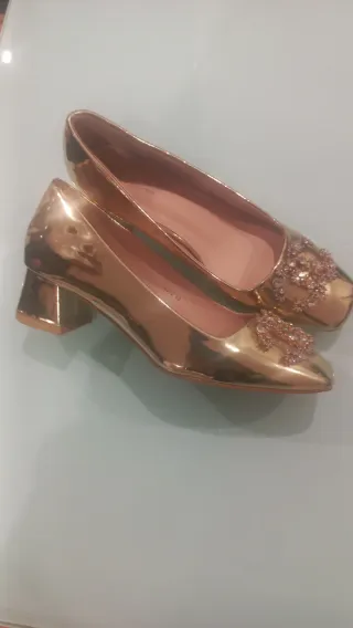 Zapatos dorados planos con pedrería talla 40