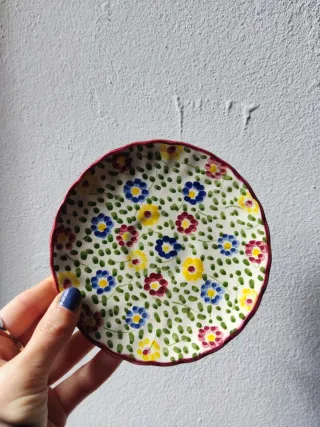 Xícara e pires de cerâmica pintados à mão