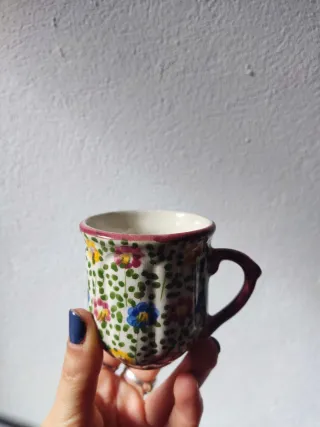 Xícara e pires de cerâmica pintados à mão