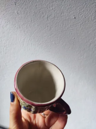 Xícara e pires de cerâmica pintados à mão