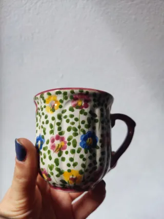 Xícara e pires de cerâmica pintados à mão