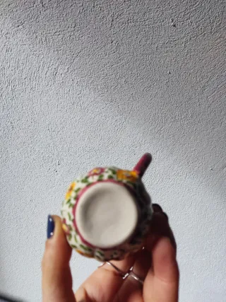 Xícara e pires de cerâmica pintados à mão