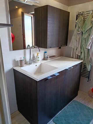 Mobile bagno in legno scuro