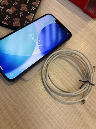 iPhone 14 128GB con cable cargador
