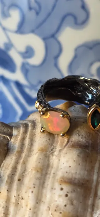 Anillo joya de autor opalo y diamantes