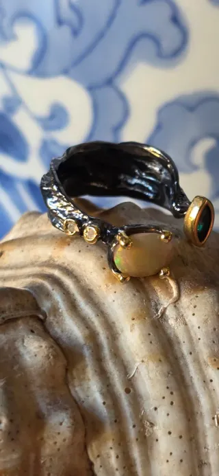 Anillo joya de autor opalo y diamantes