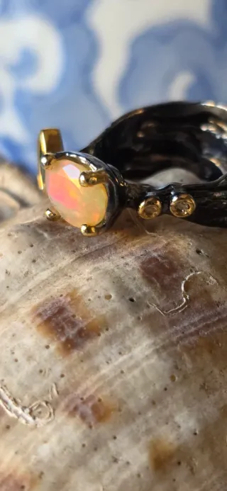 Anillo joya de autor opalo y diamantes