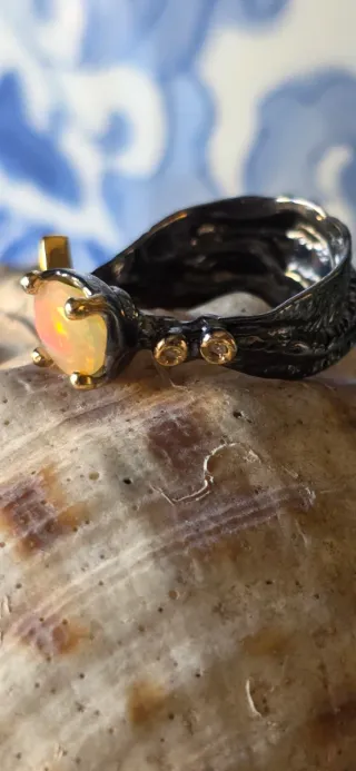 Anillo joya de autor opalo y diamantes