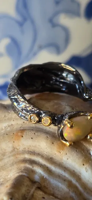 Anillo joya de autor opalo y diamantes