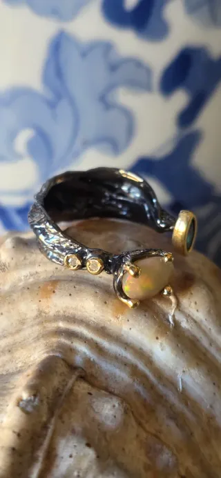 Anillo joya de autor opalo y diamantes