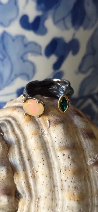 Anillo joya de autor opalo y diamantes
