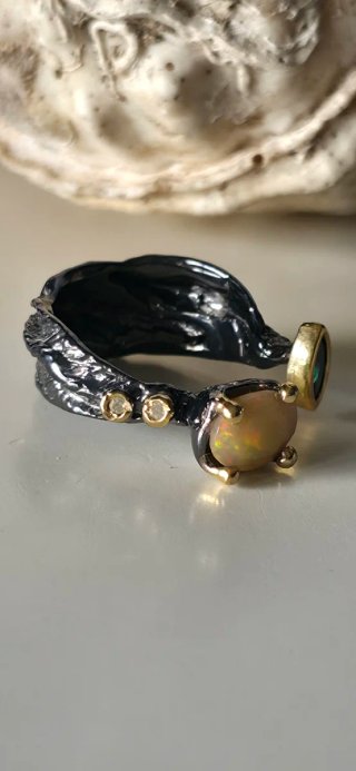 Anillo joya de autor opalo y diamantes