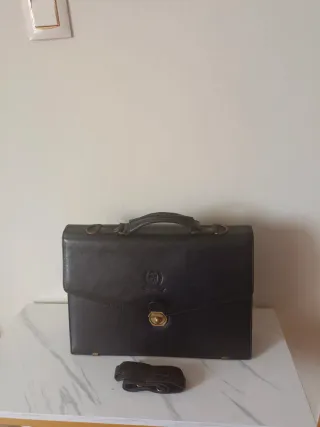 Maletín de cuero con logo grabado