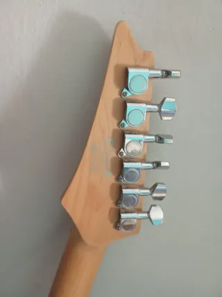 Se vende Guitarra Ibanez SA360NQM-BMG