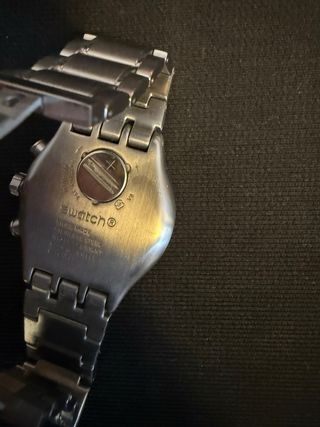 Reloj Swatch Cronógrafo Rojo y Plateado