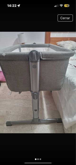 Mini cuna gris con estampado de corazones