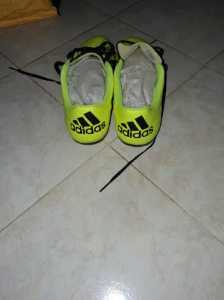 Scarpe da calcio Adidas verdi e nere