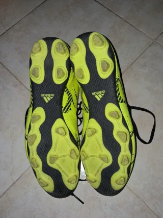 Scarpe da calcio Adidas verdi e nere