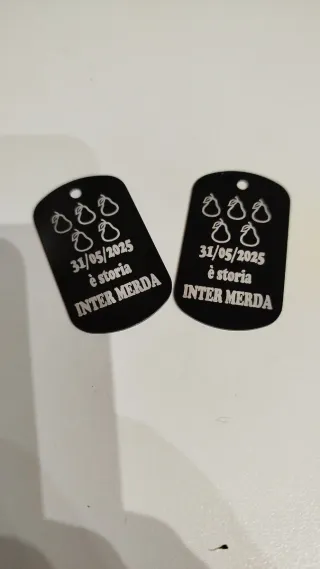 Medaglietta nera con incisione