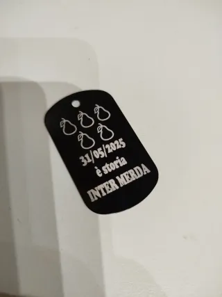 Medaglietta nera con incisione