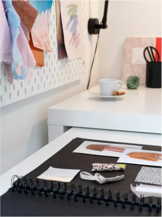 Escritorio blanco con tablero extraíble