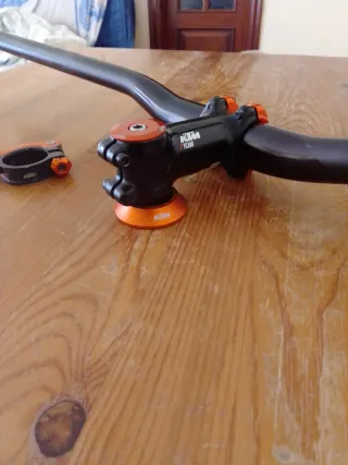 Manillar y potencia KTM.