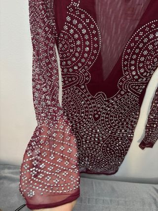 Vestido granate con pedrería plata