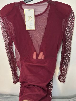 Vestido granate con pedrería plata